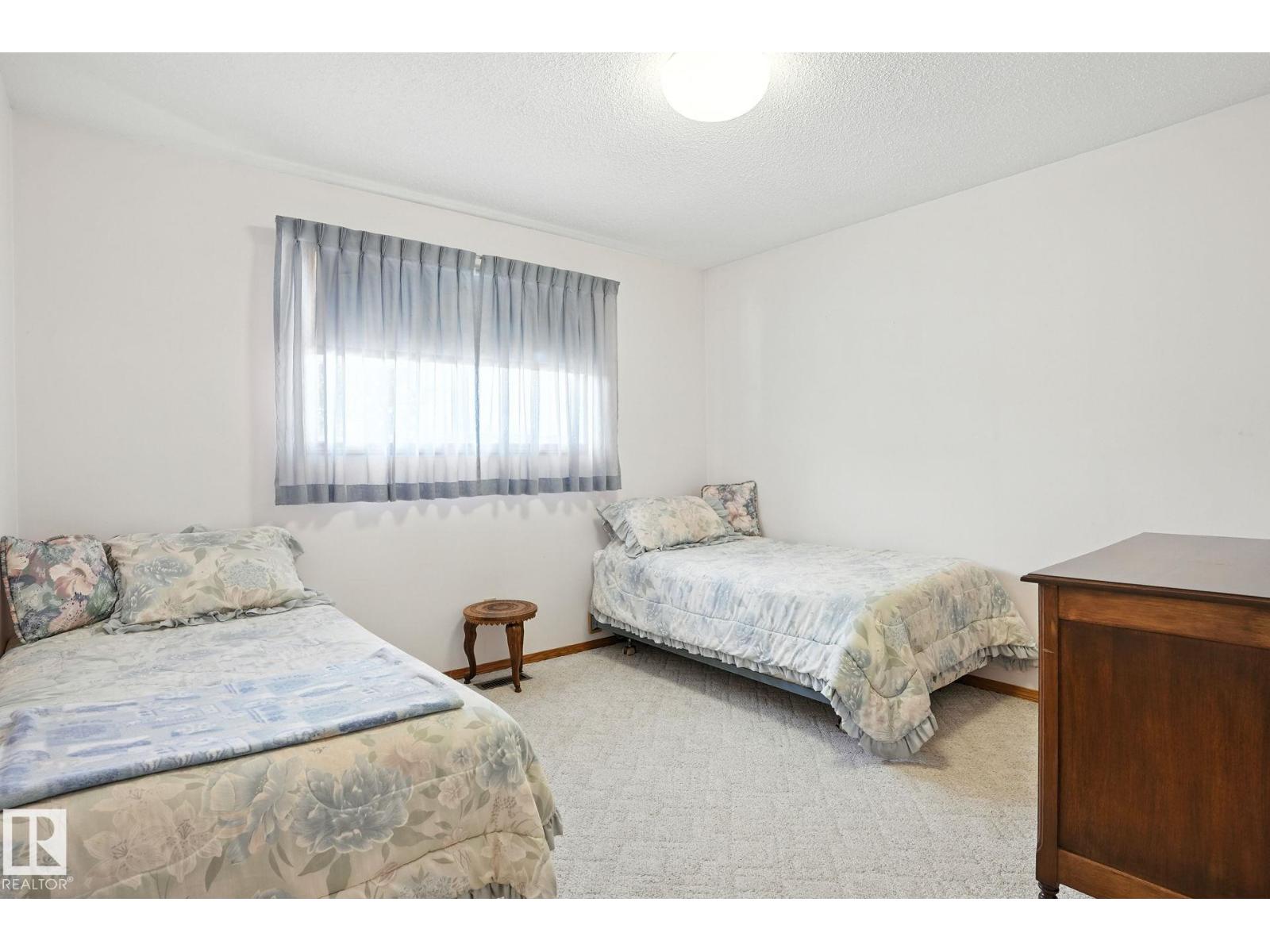 Photo 25 of 138 Harrison Dr Nw, Edmonton AB