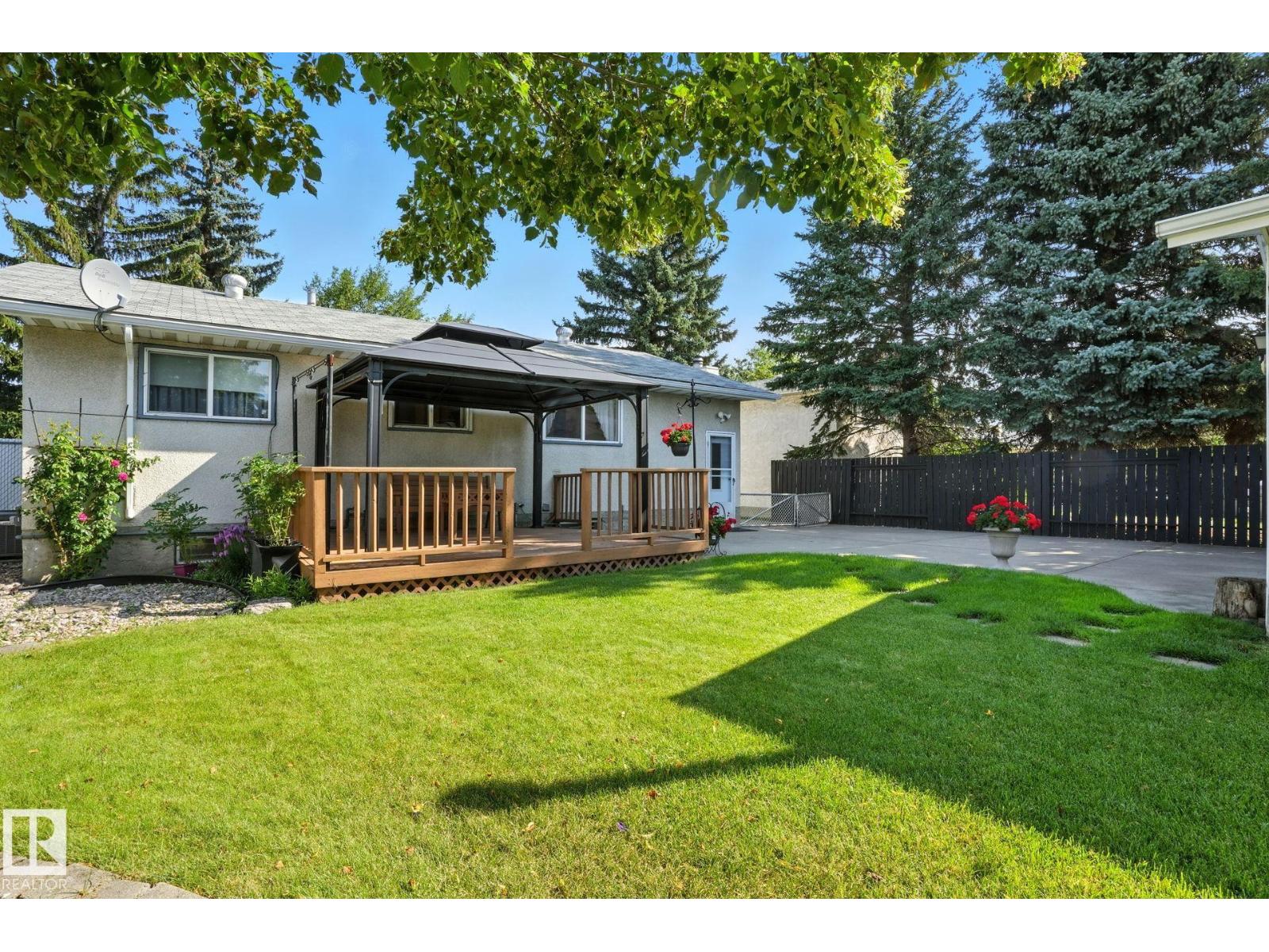 Photo 18 of 138 Harrison Dr Nw, Edmonton AB