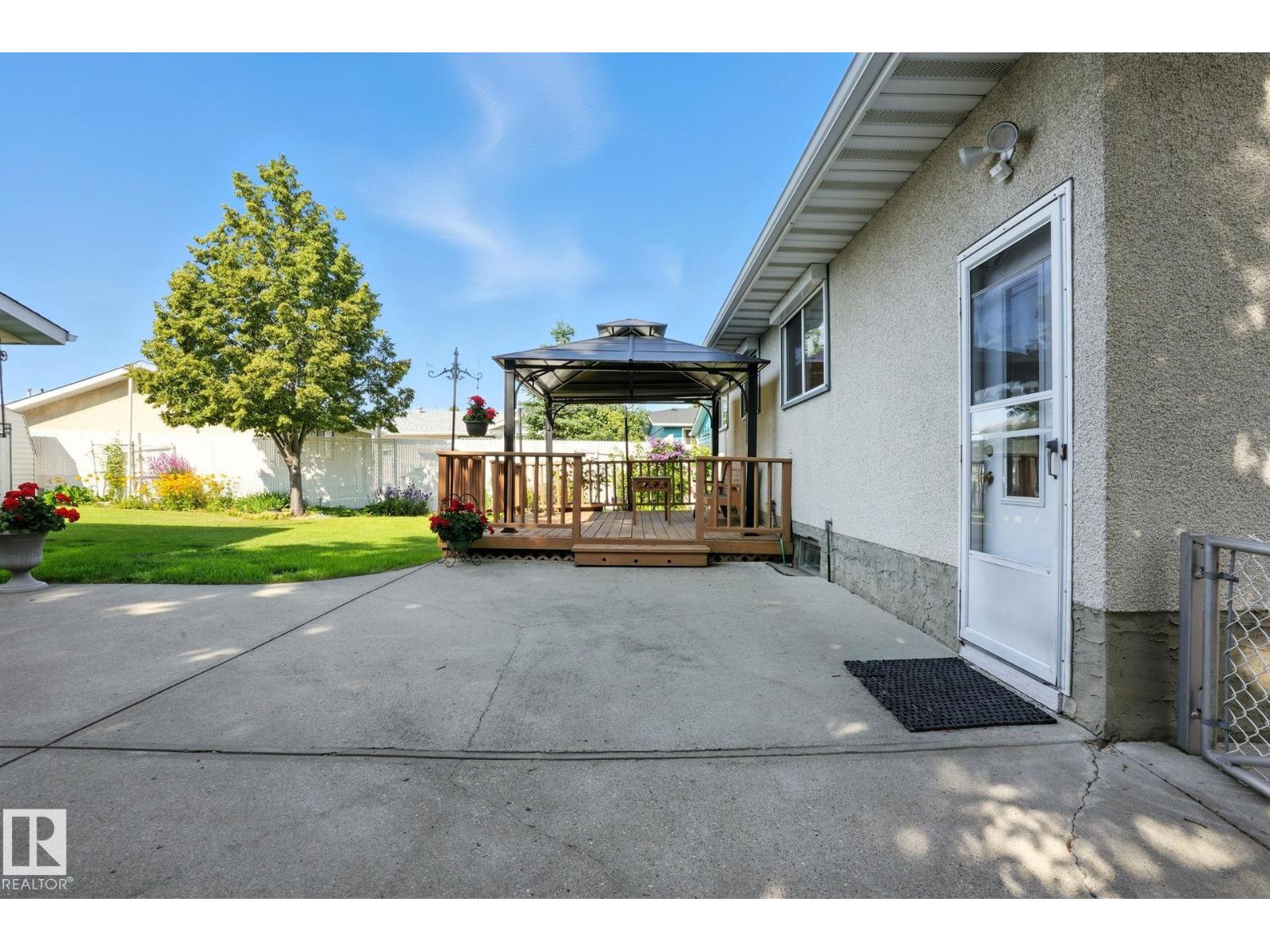 Photo 21 of 138 Harrison Dr Nw, Edmonton AB