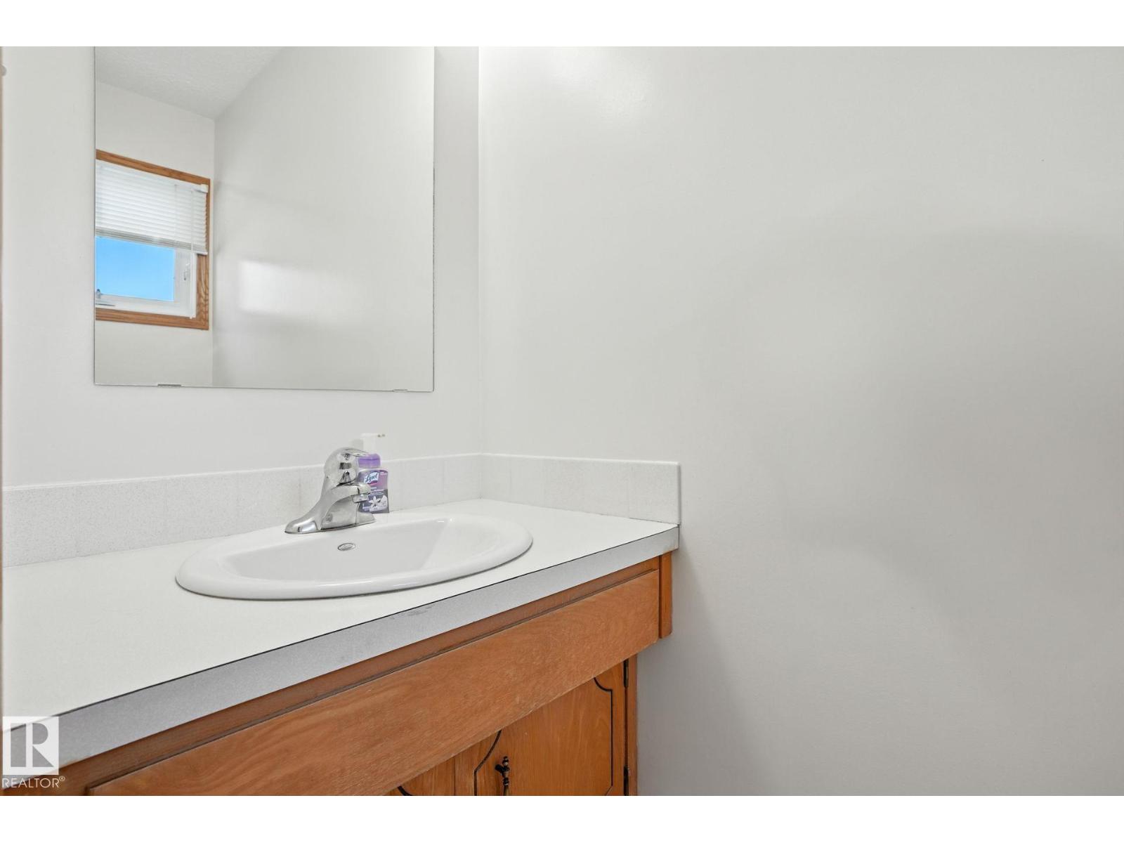 Photo 22 of 138 Harrison Dr Nw, Edmonton AB