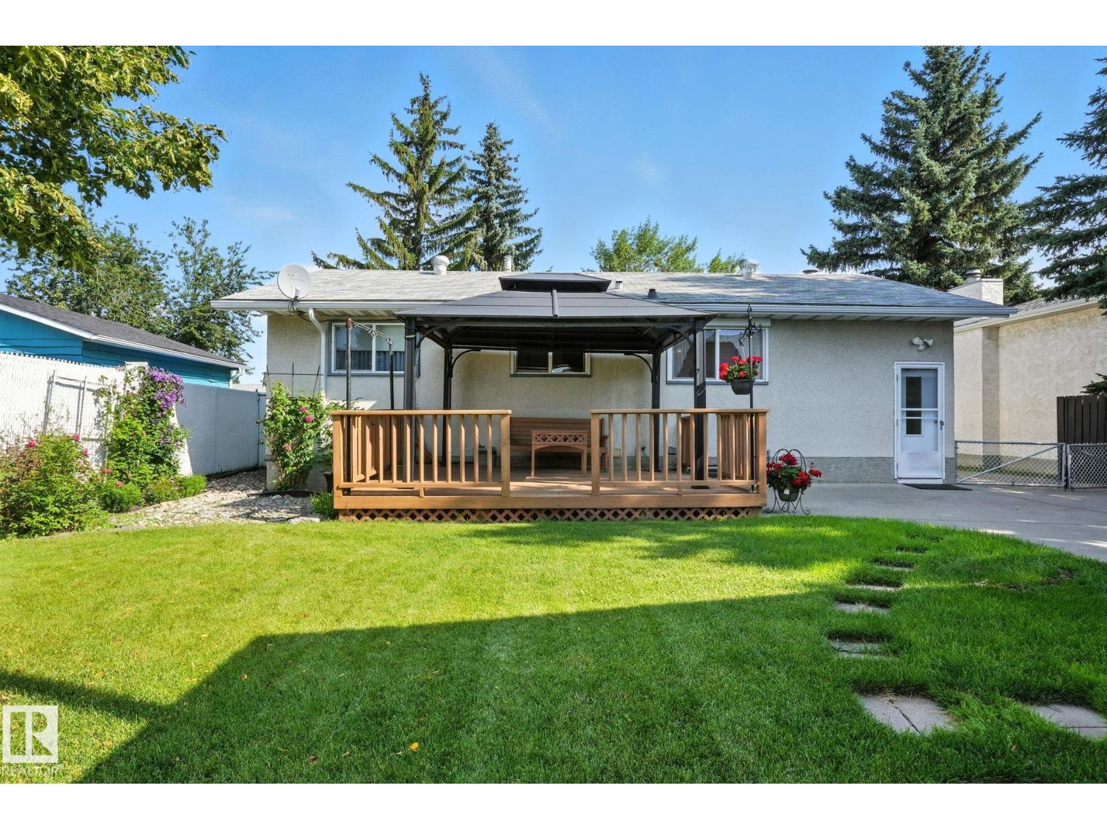 Photo 12 of 138 Harrison Dr Nw, Edmonton AB