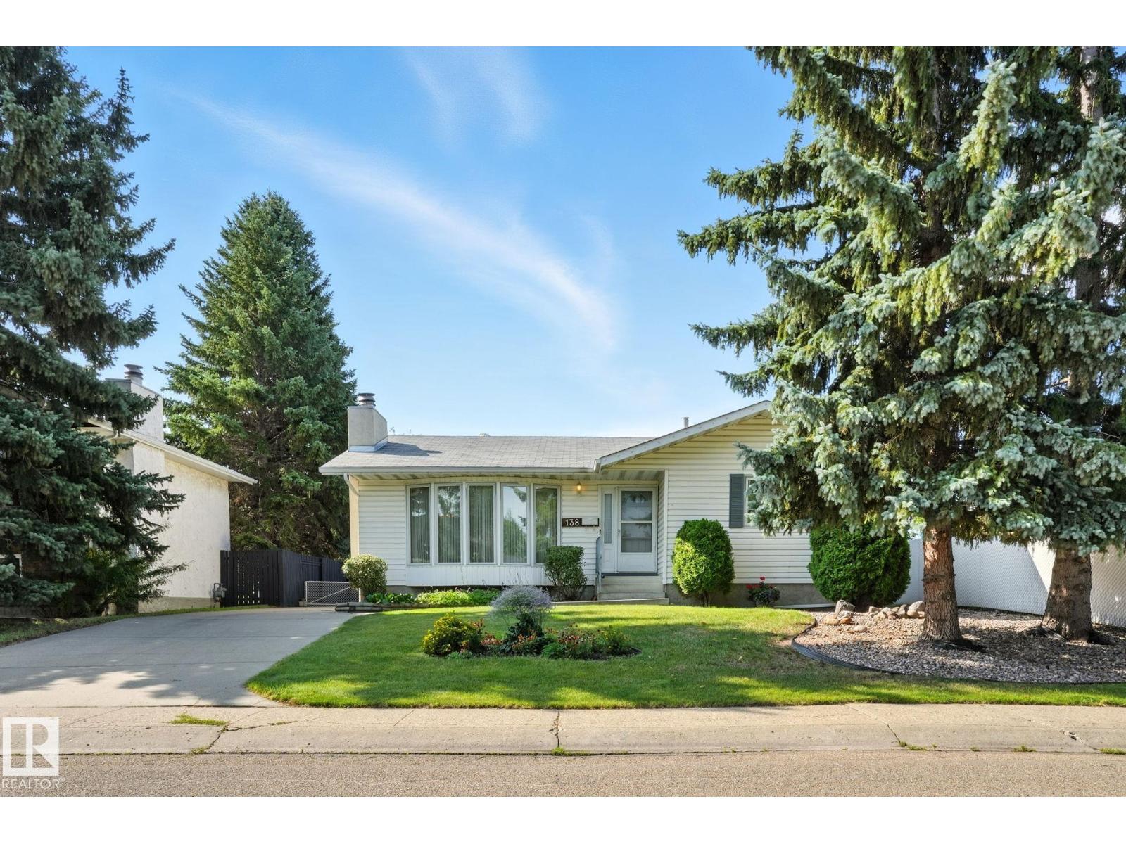 Photo 15 of 138 Harrison Dr Nw, Edmonton AB