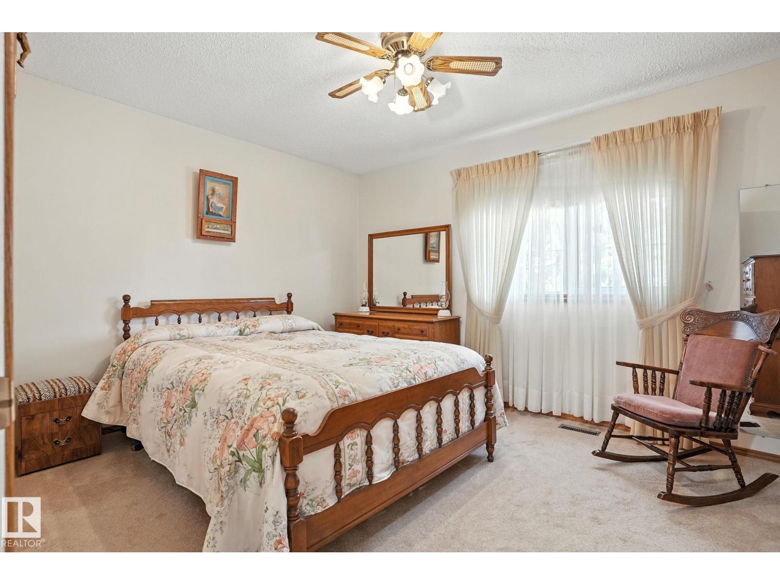 Photo 9 of 138 Harrison Dr Nw, Edmonton AB