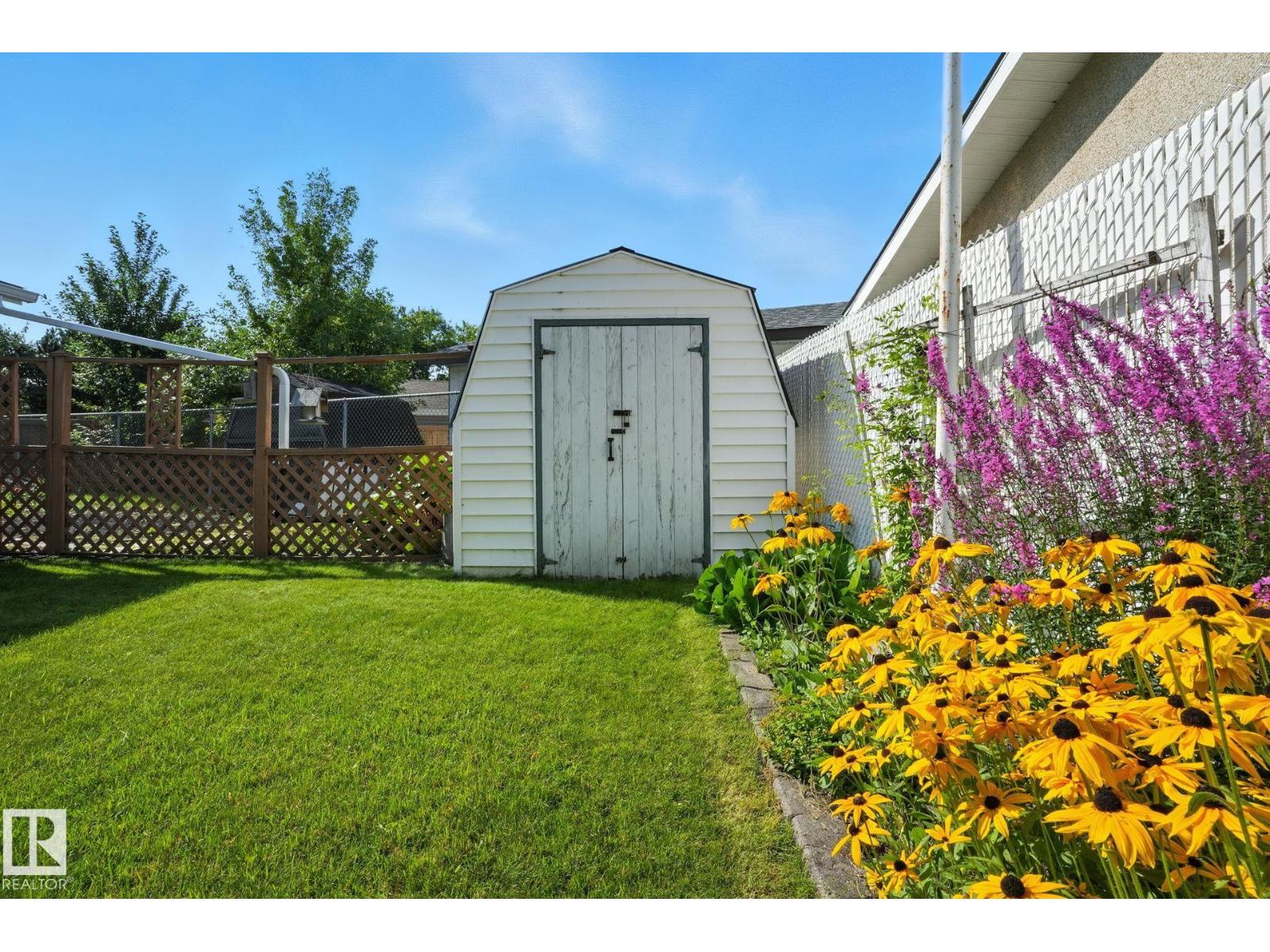 Photo 20 of 138 Harrison Dr Nw, Edmonton AB