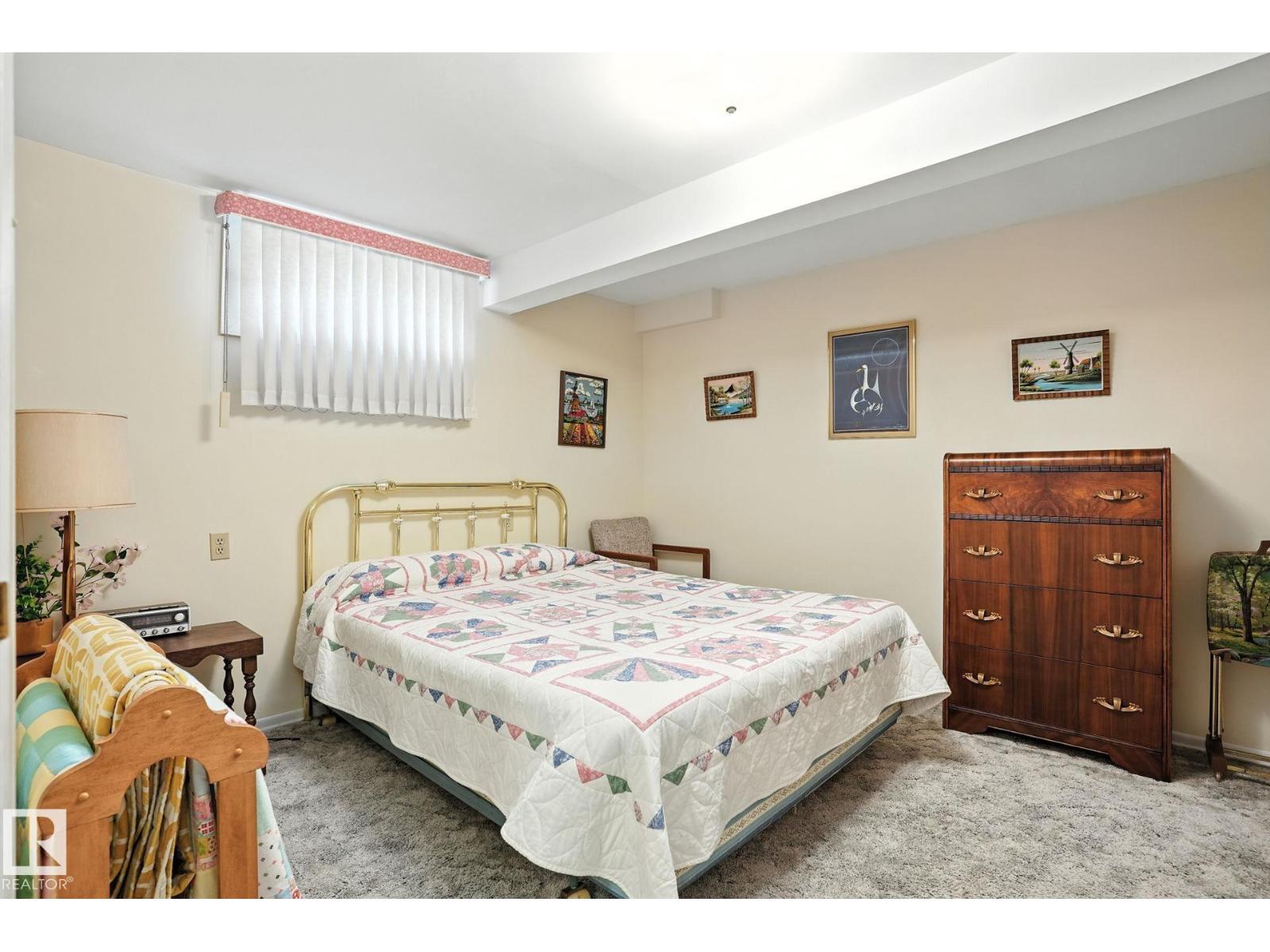 Photo 3 of 138 Harrison Dr Nw, Edmonton AB