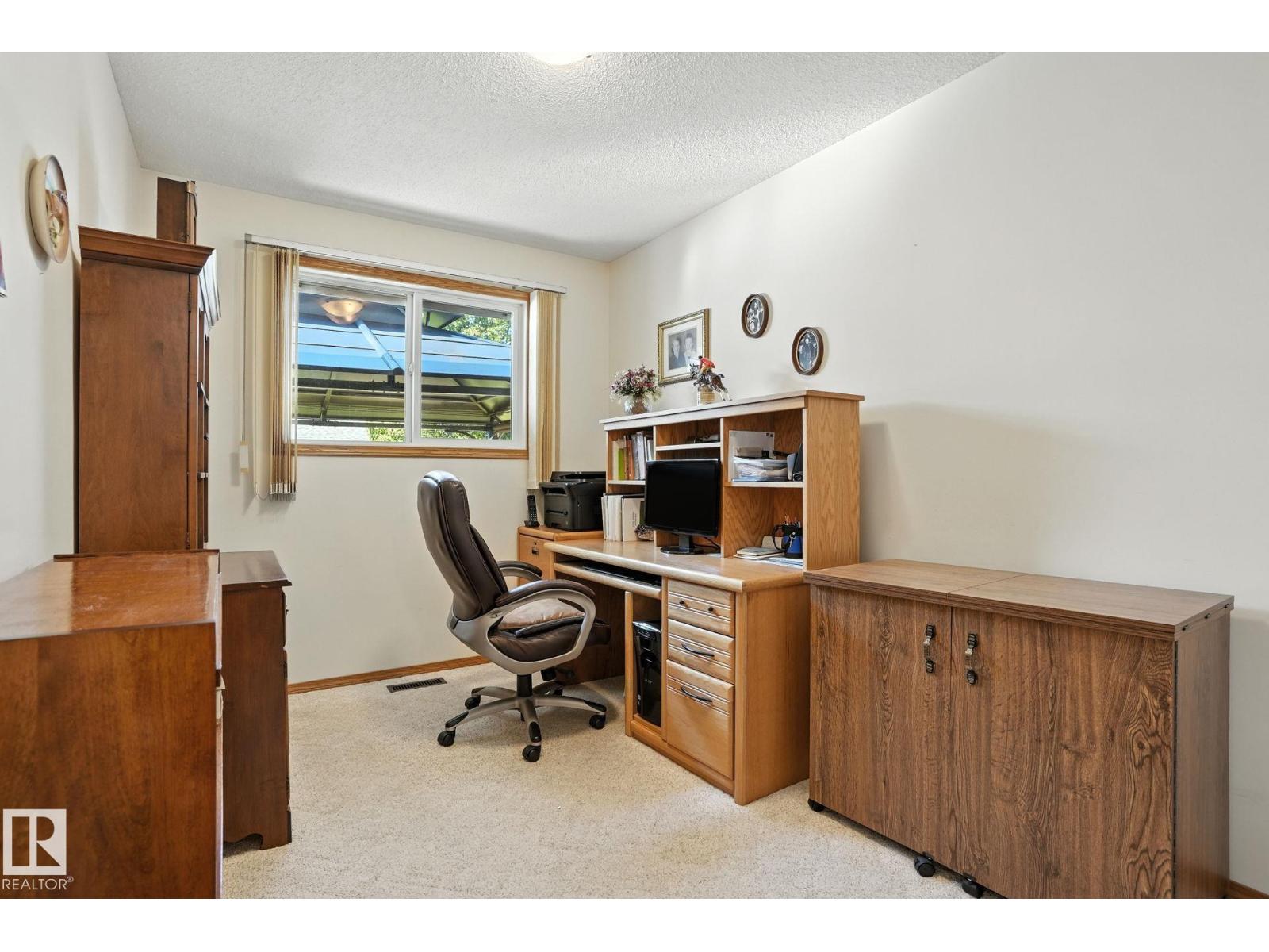 Photo 17 of 138 Harrison Dr Nw, Edmonton AB