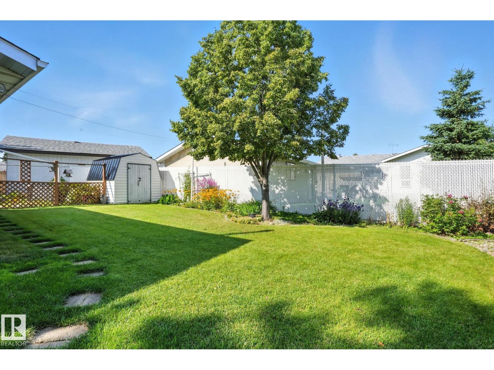 Photo 13 of 138 Harrison Dr Nw, Edmonton AB