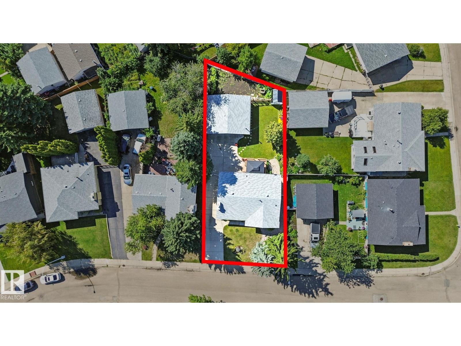 Photo 11 of 138 Harrison Dr Nw, Edmonton AB