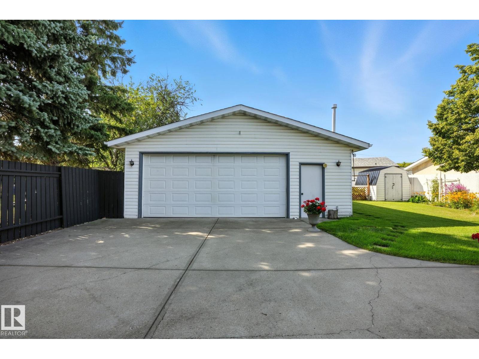 Photo 16 of 138 Harrison Dr Nw, Edmonton AB