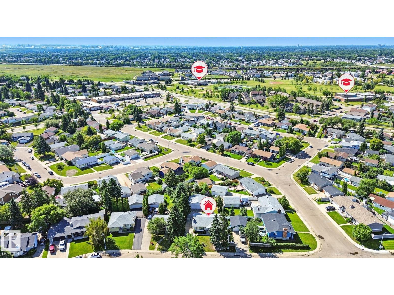 Photo 19 of 138 Harrison Dr Nw, Edmonton AB