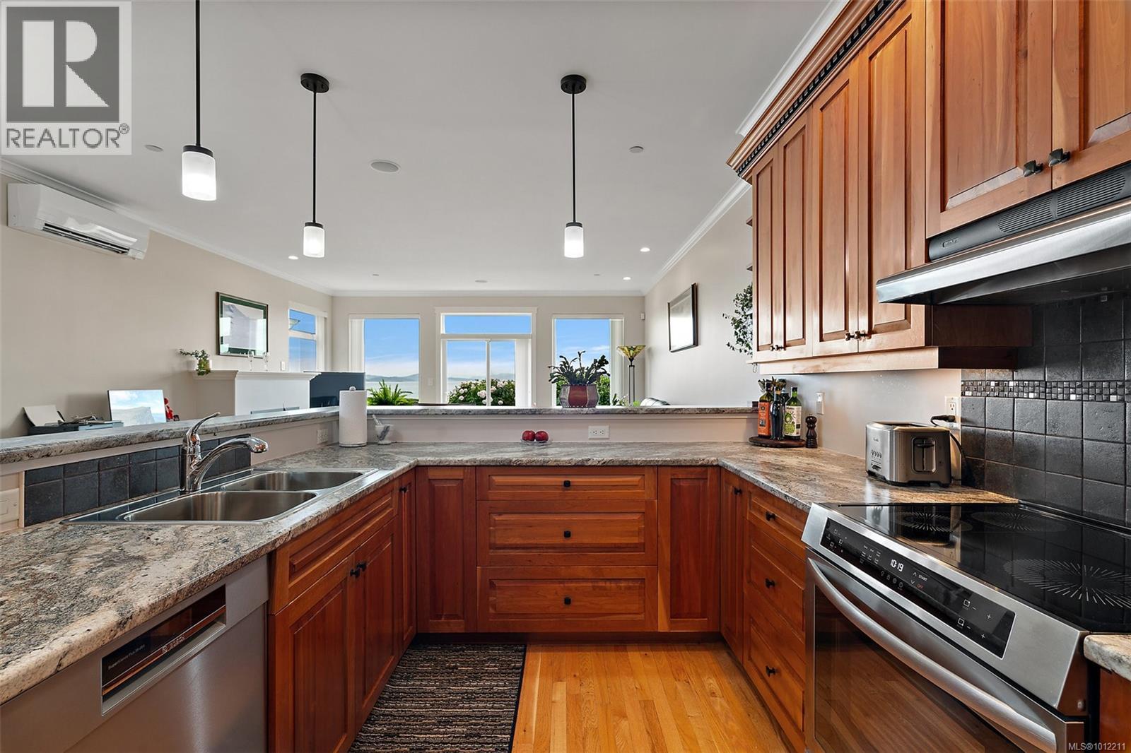  9452 Lochside Drive, Sidney