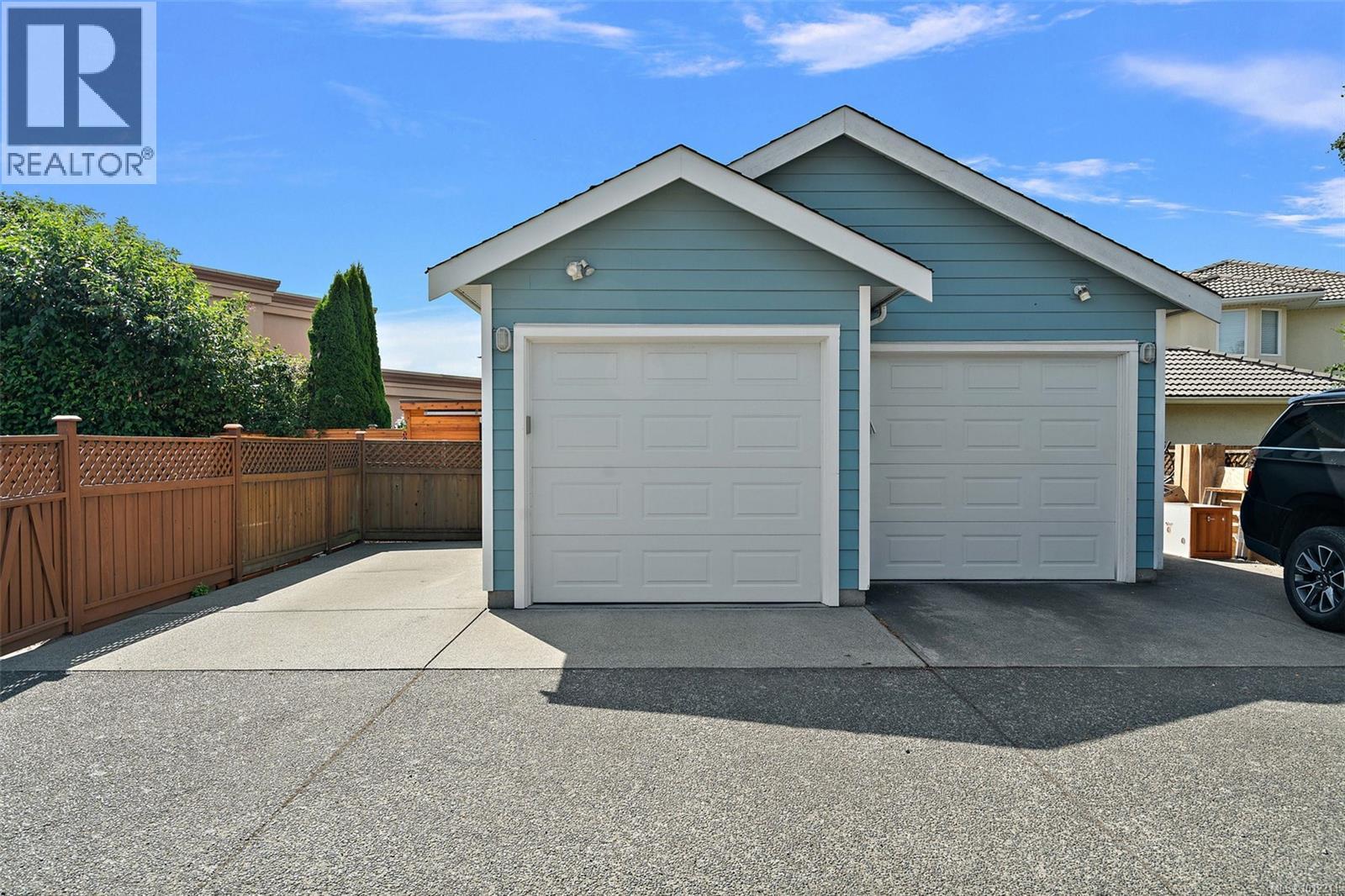  9452 Lochside Drive, Sidney