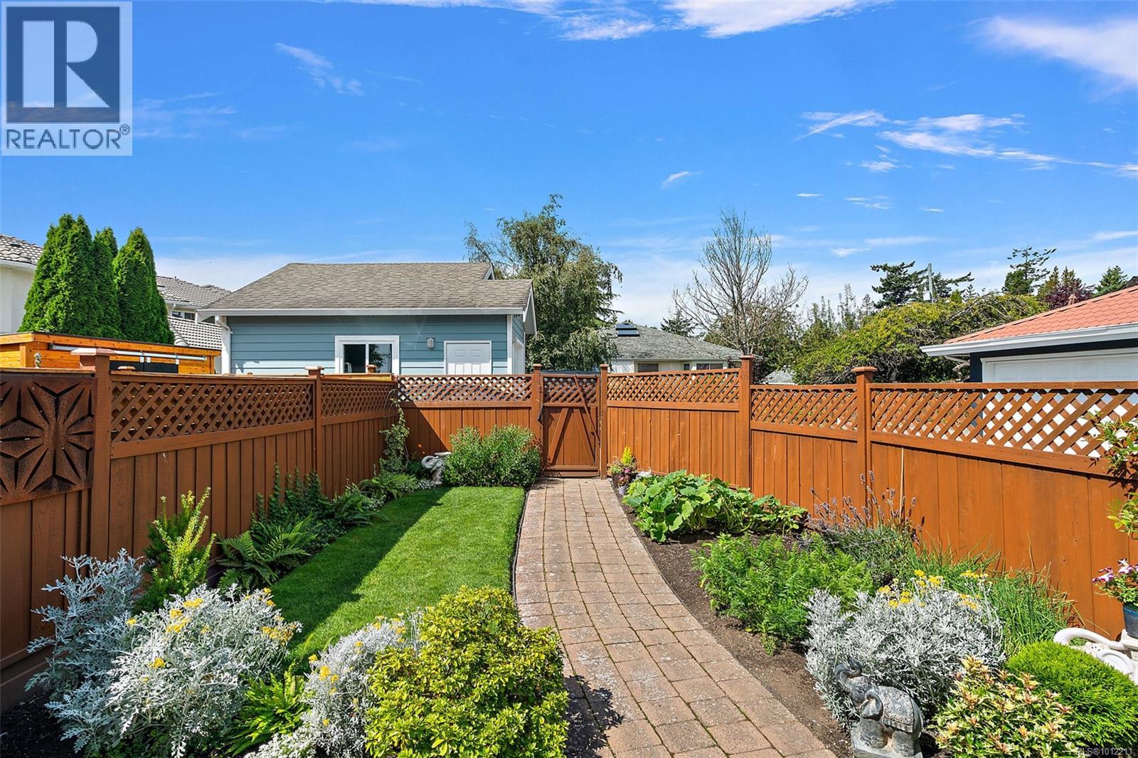  9452 Lochside Drive, Sidney