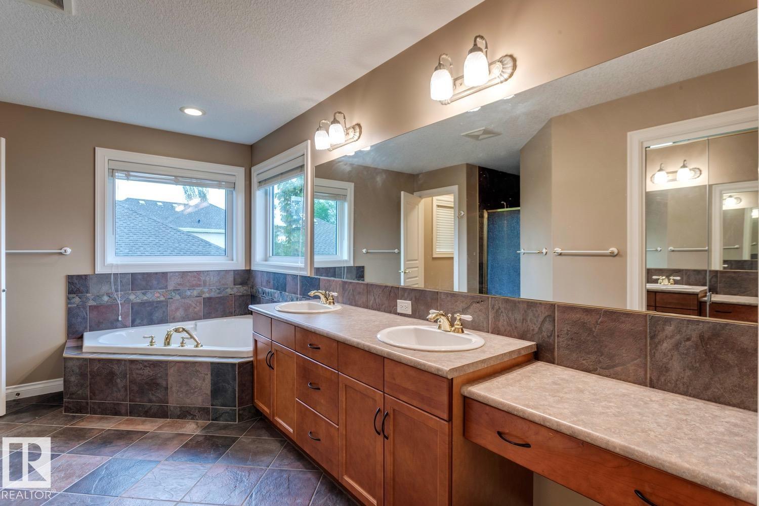 Photo 40 of 957 Hollingsworth Bn Nw, Edmonton AB