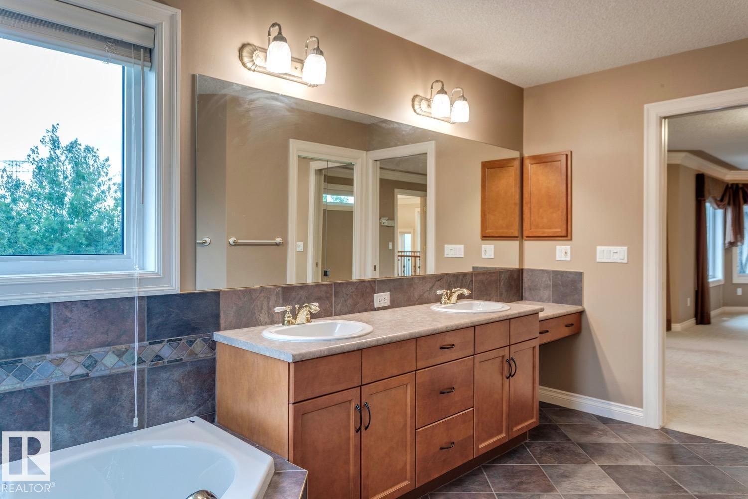 Photo 10 of 957 Hollingsworth Bn Nw, Edmonton AB