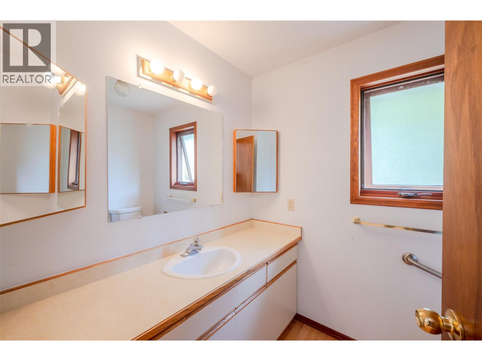 8015 Victoria Road S, Summerland