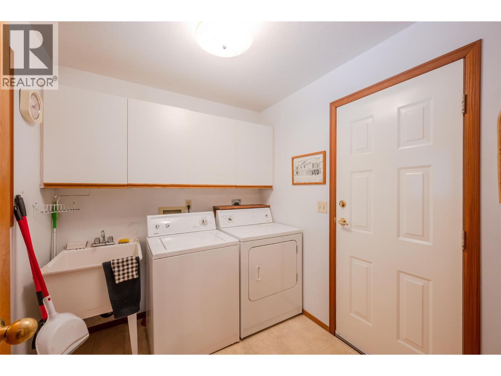8015 Victoria Road S, Summerland