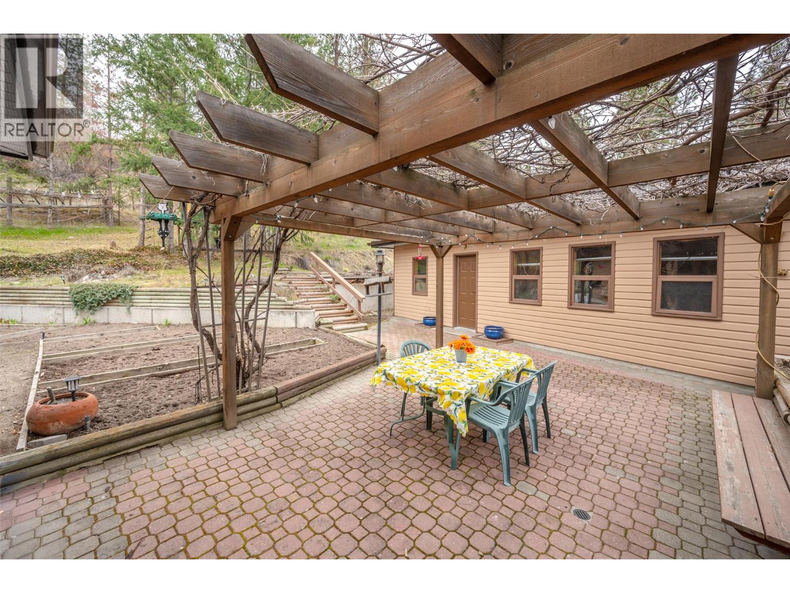 8015 Victoria Road S, Summerland