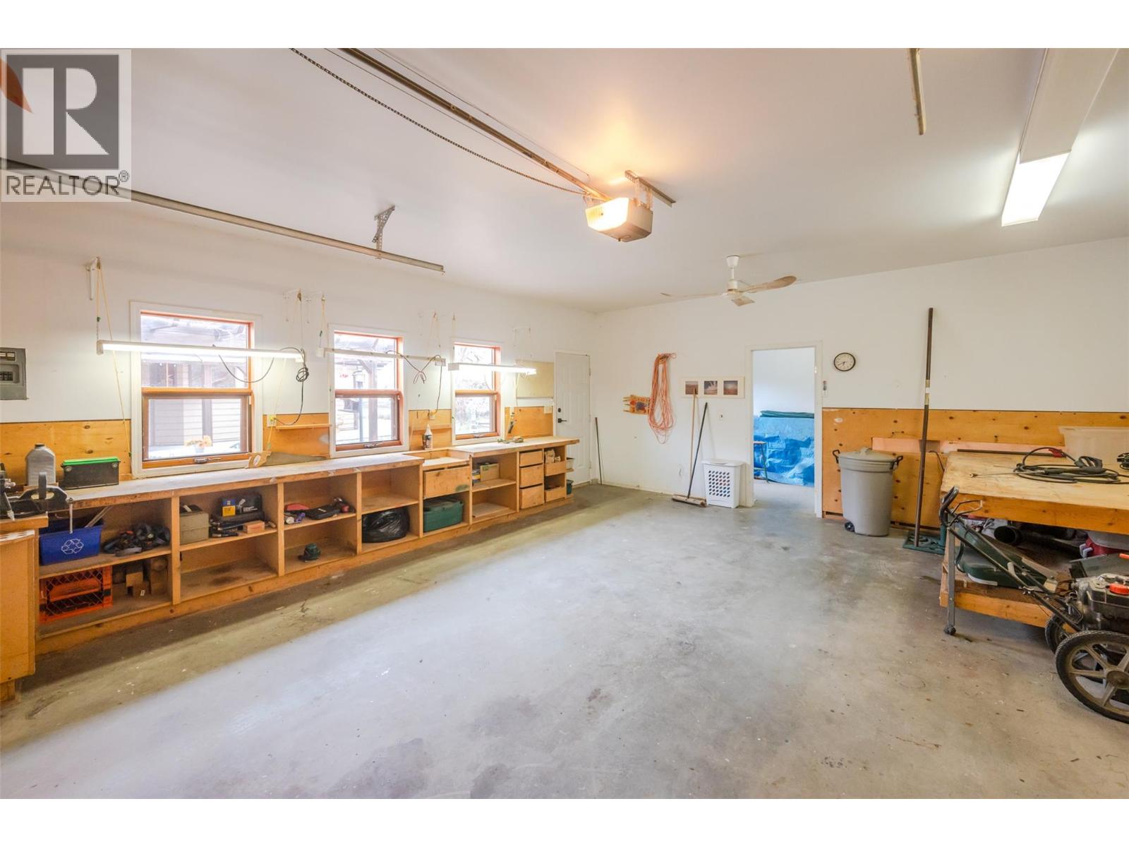 8015 Victoria Road S, Summerland