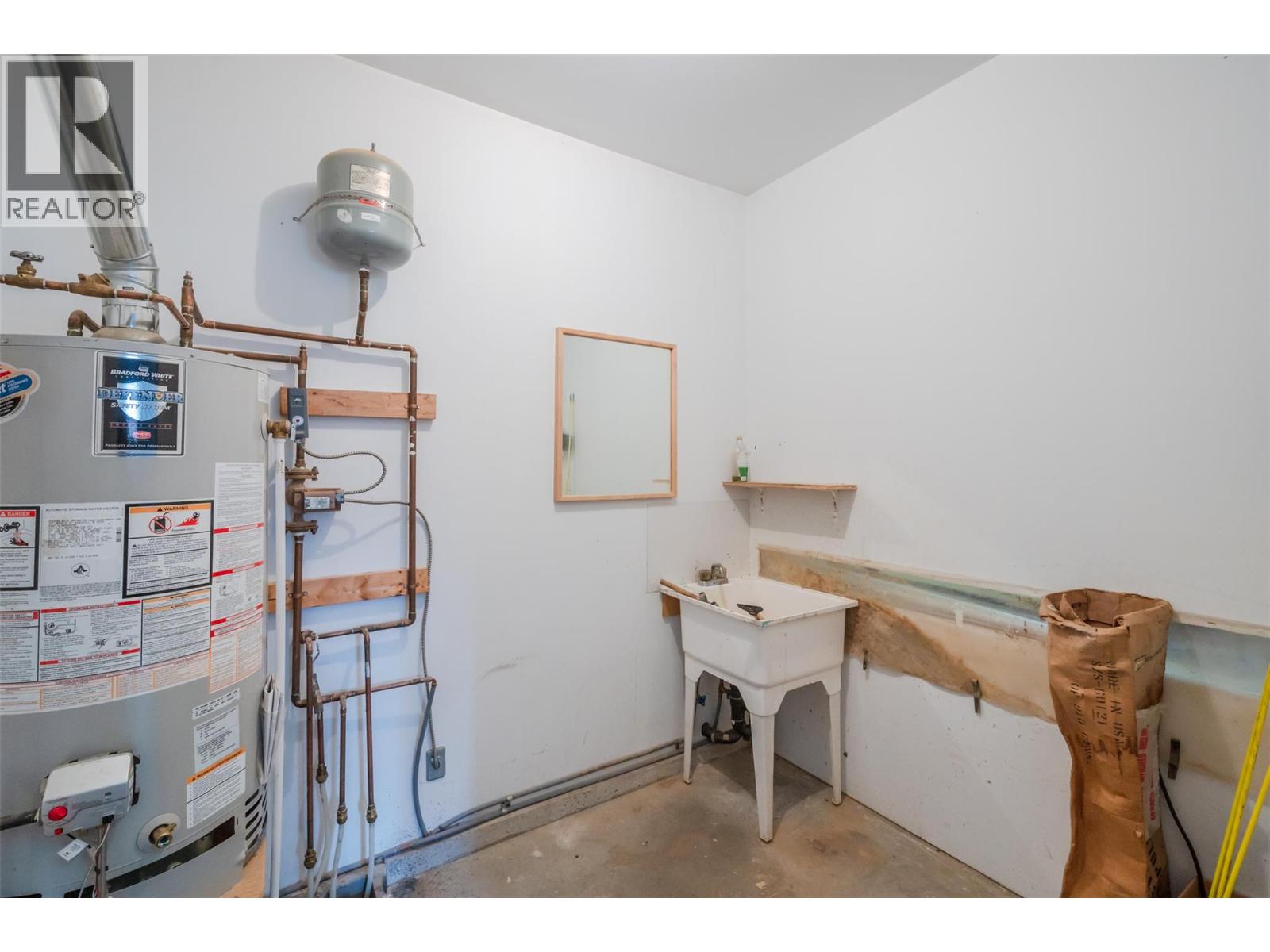 8015 Victoria Road S, Summerland