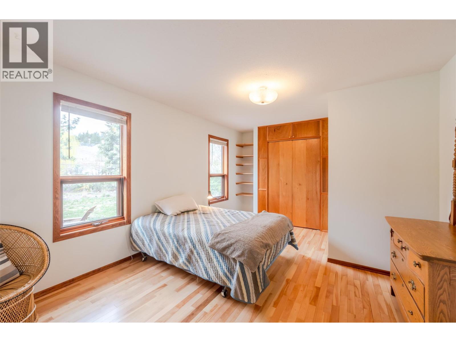 8015 Victoria Road S, Summerland