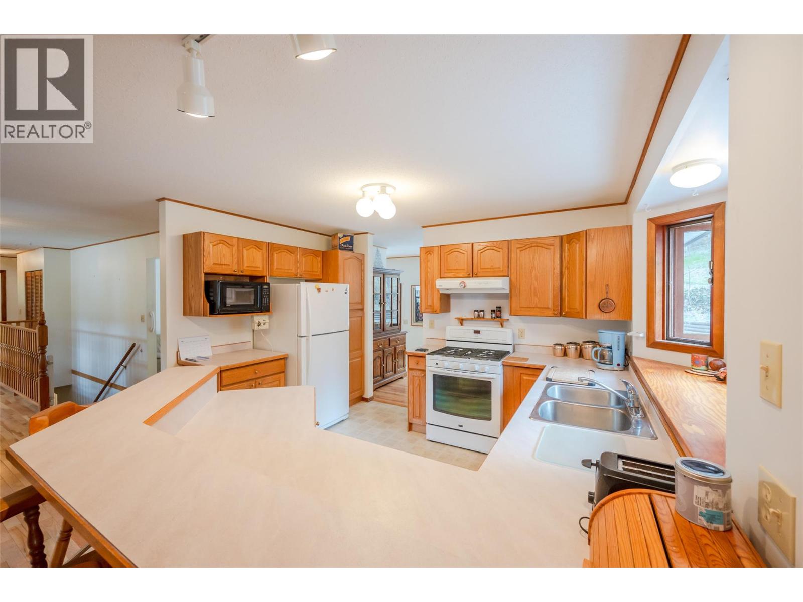 8015 Victoria Road S, Summerland