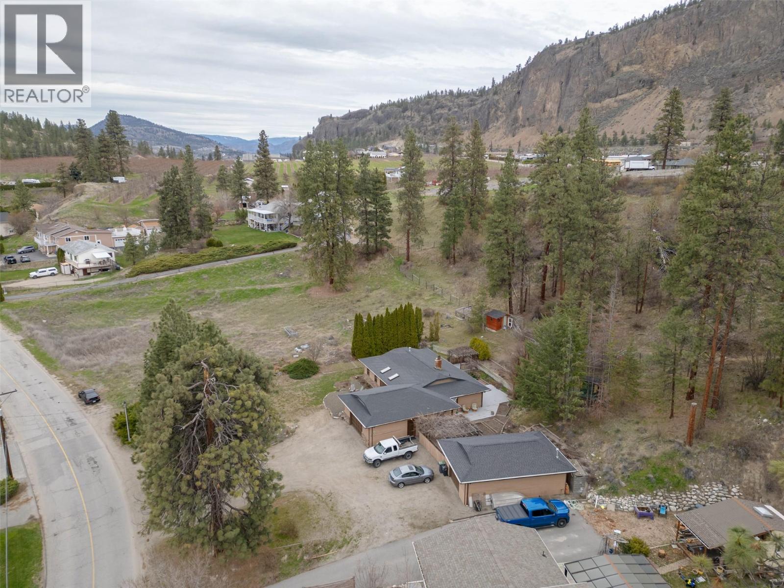 8015 Victoria Road S, Summerland