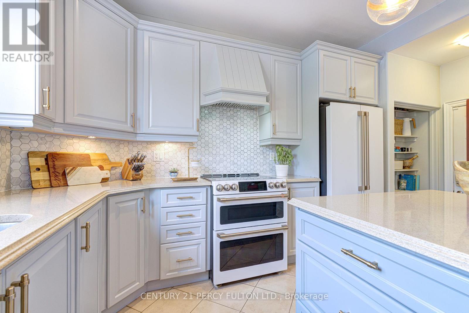 Photo 11 of 122 John W Taylor Avenue, New Tecumseth ON