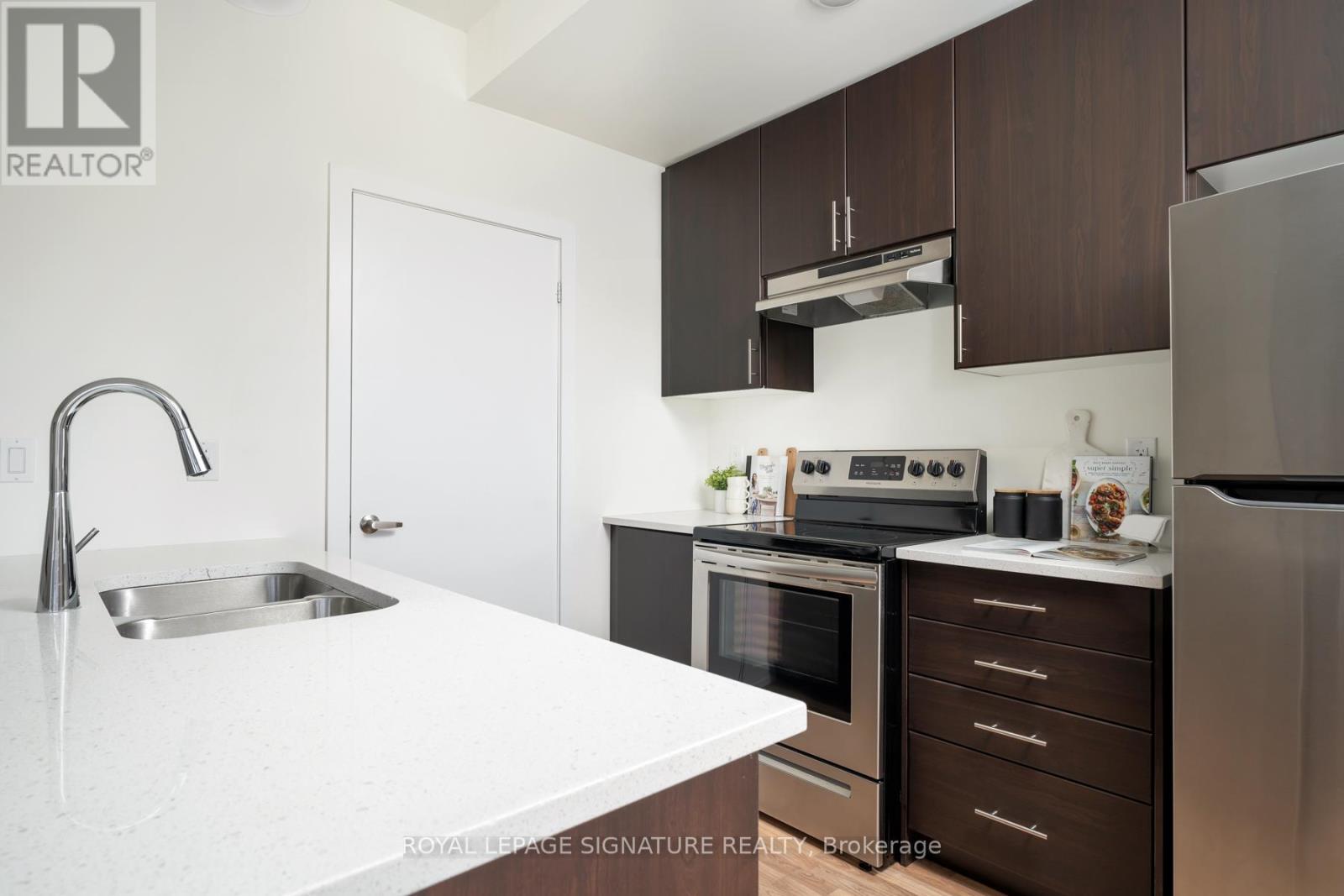 Photo 12 of 55 370 Red Maple Road, Richmond Hill ON