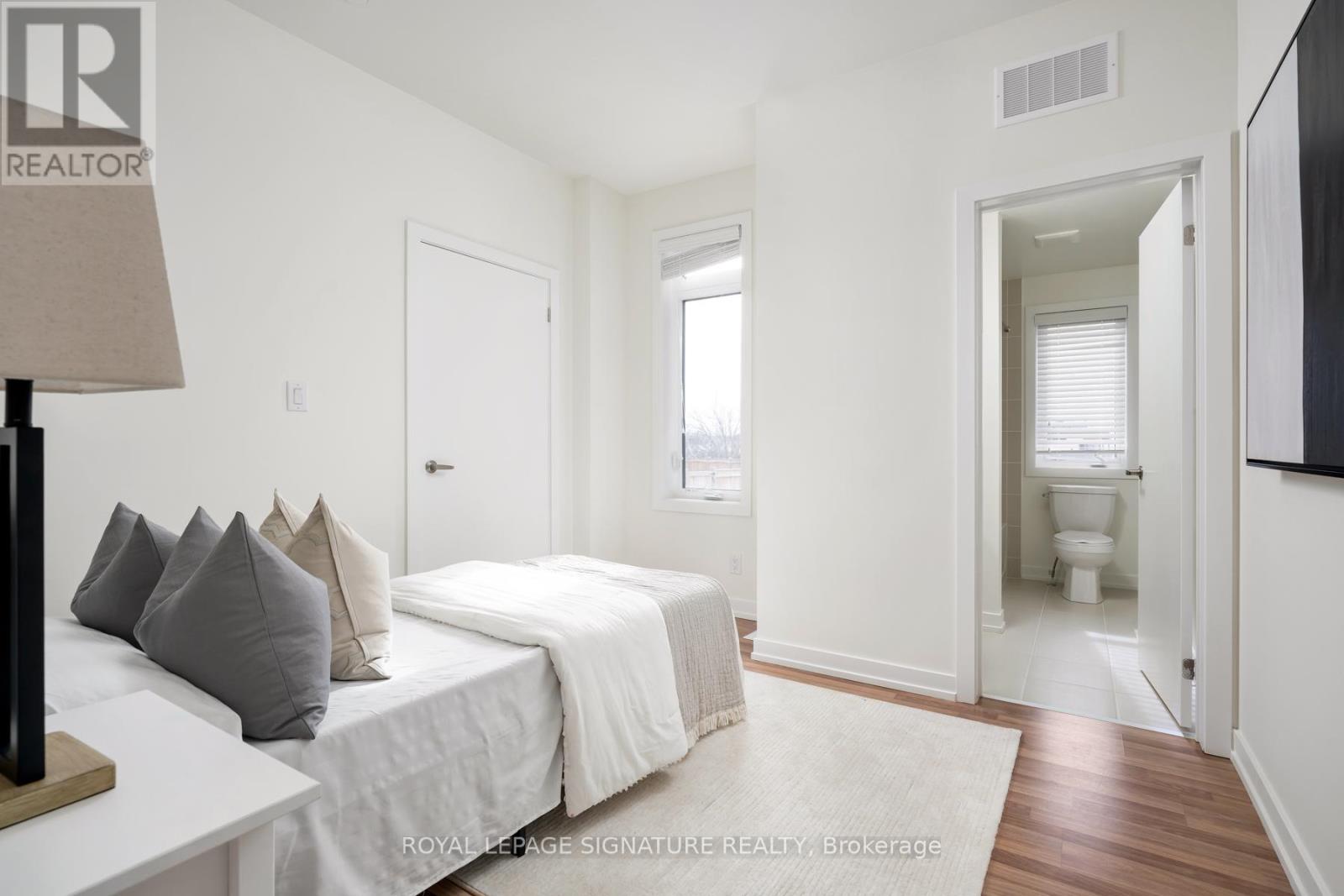 Photo 13 of 55 370 Red Maple Road, Richmond Hill ON