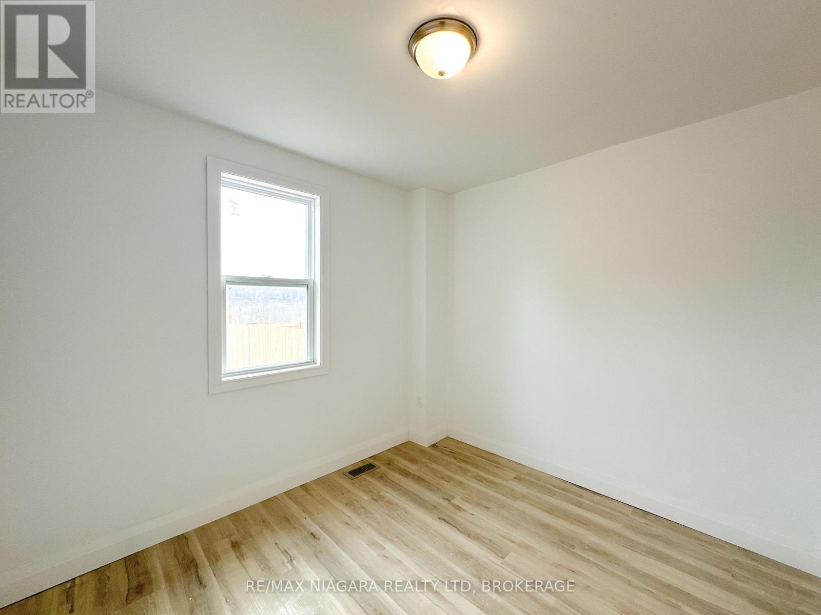 Photo 2 of 233 Pelham Road, St Catharines ON