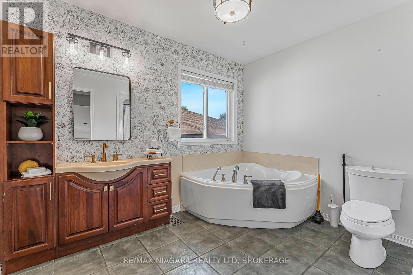 Photo 24 of 113 Foxtail Avenue, Welland ON