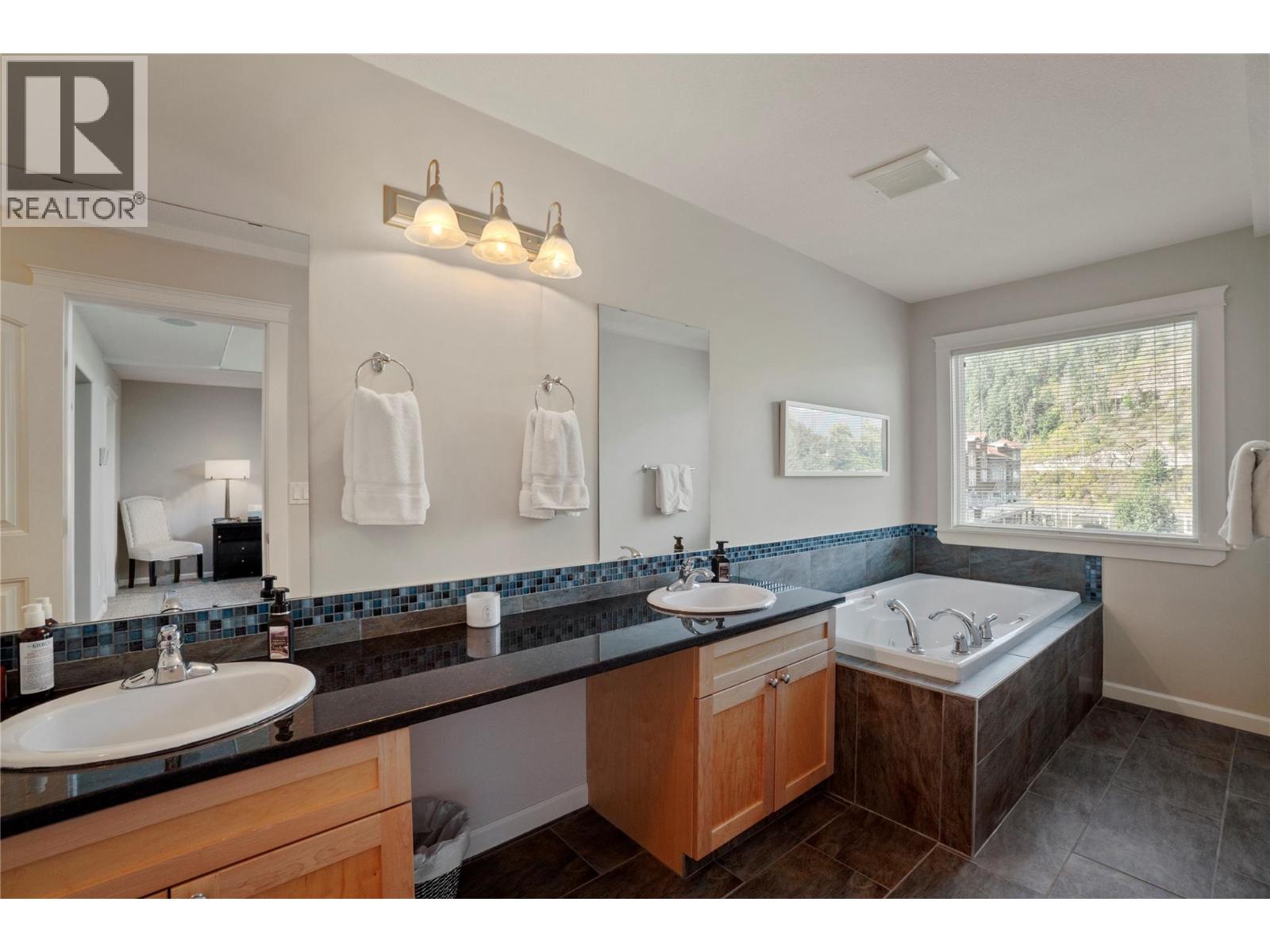 3 1130 Riverside Avenue, Sicamous