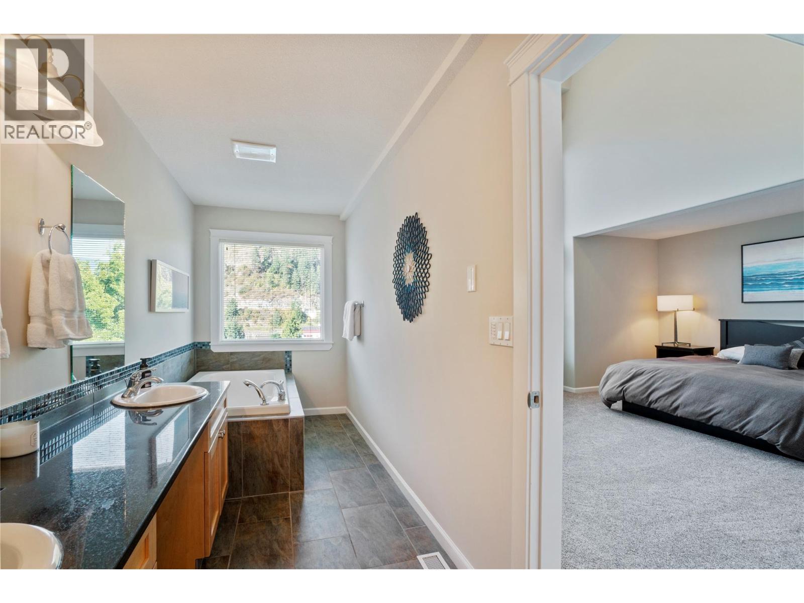 3 1130 Riverside Avenue, Sicamous