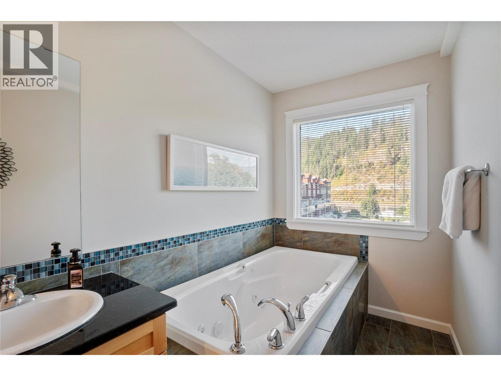 3 1130 Riverside Avenue, Sicamous