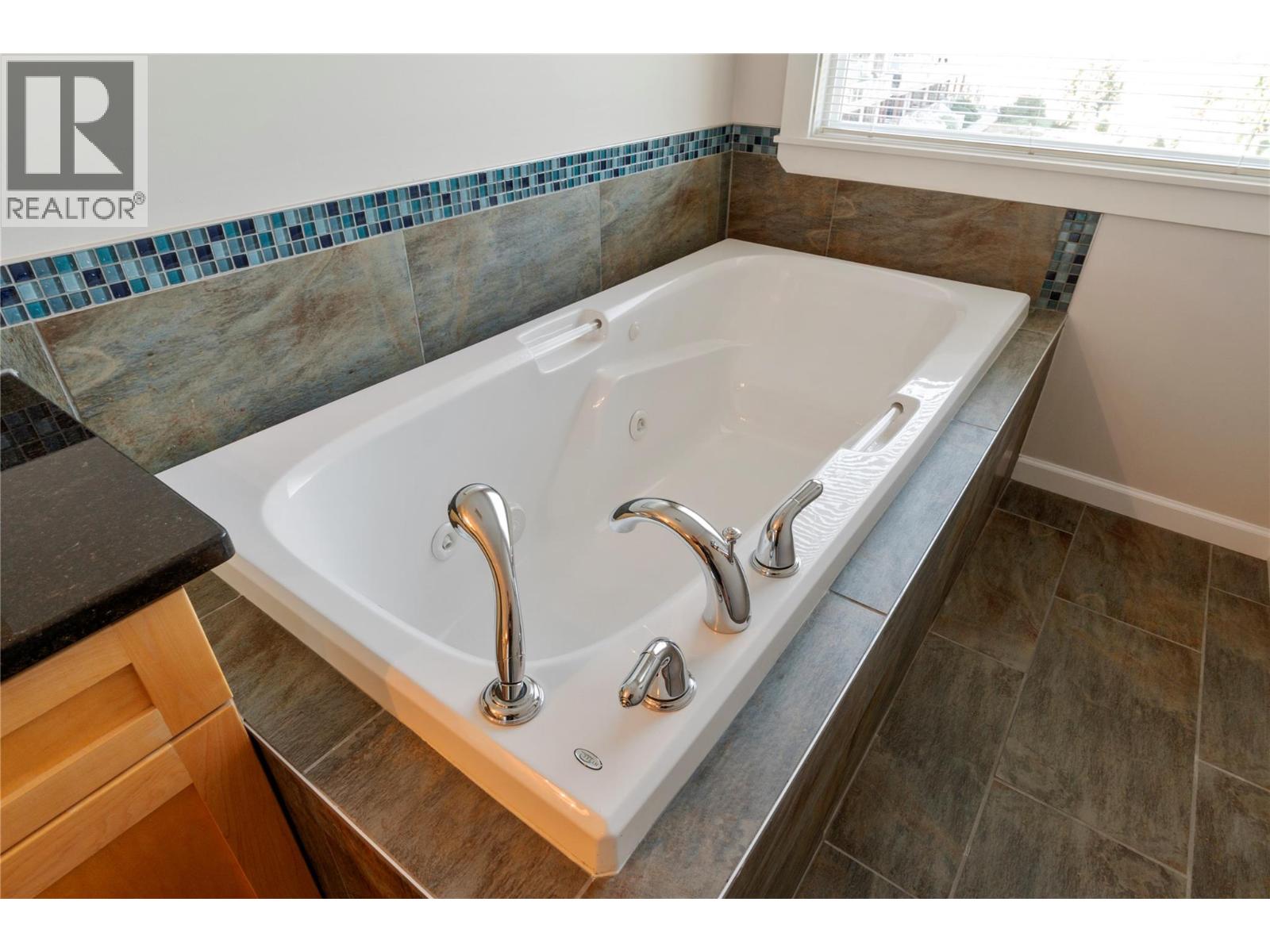 3 1130 Riverside Avenue, Sicamous