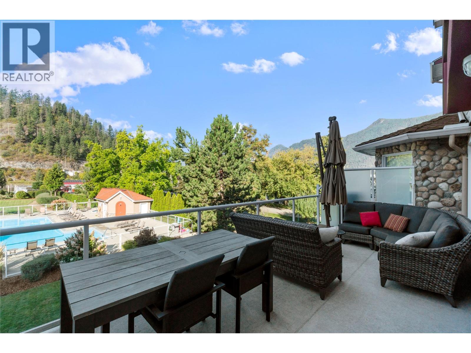 3 1130 Riverside Avenue, Sicamous