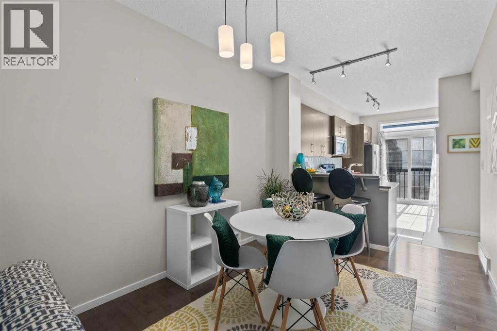 Photo 3 of 229 Ascot Circle Sw, Calgary AB
