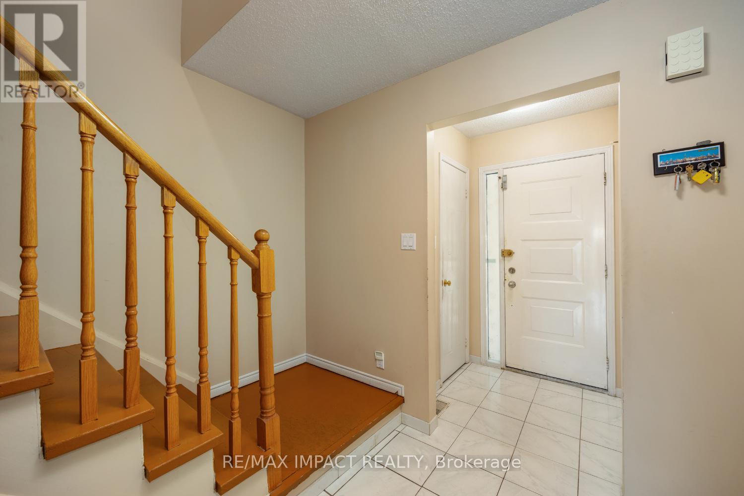 Photo 6 of 820 Bennett Crescent, Oshawa ON