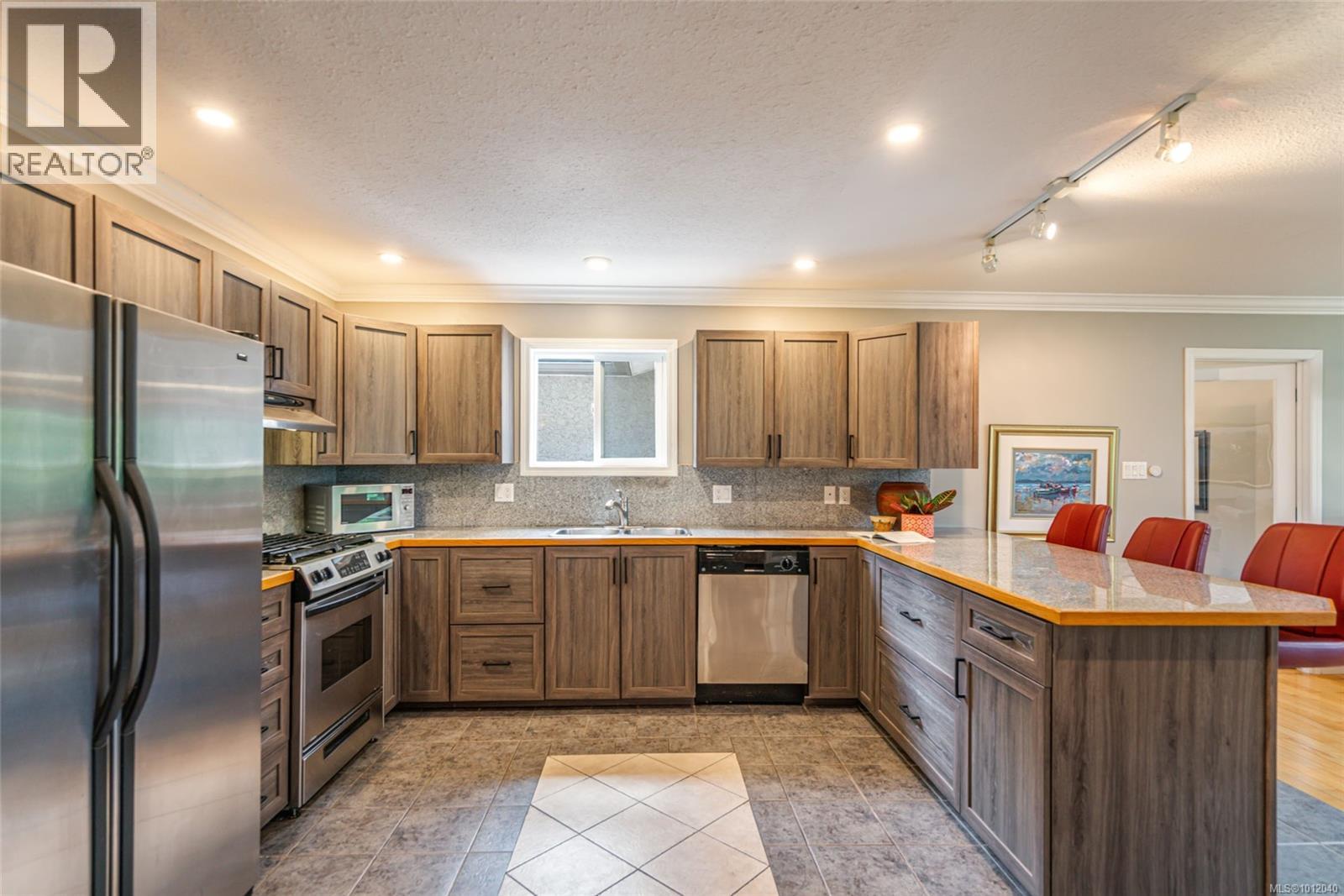 Photo 16 of 1023 Harlequin Rd, Qualicum Beach BC