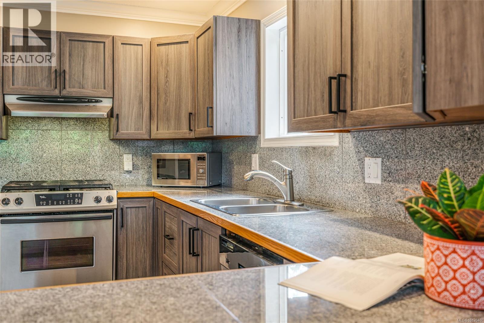 Photo 18 of 1023 Harlequin Rd, Qualicum Beach BC