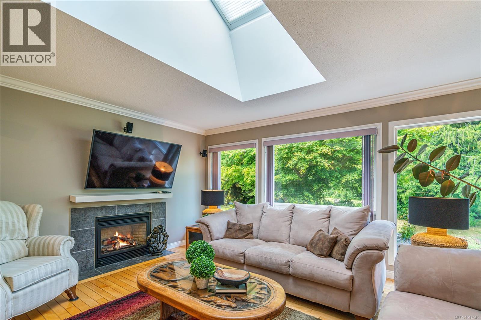Photo 8 of 1023 Harlequin Rd, Qualicum Beach BC