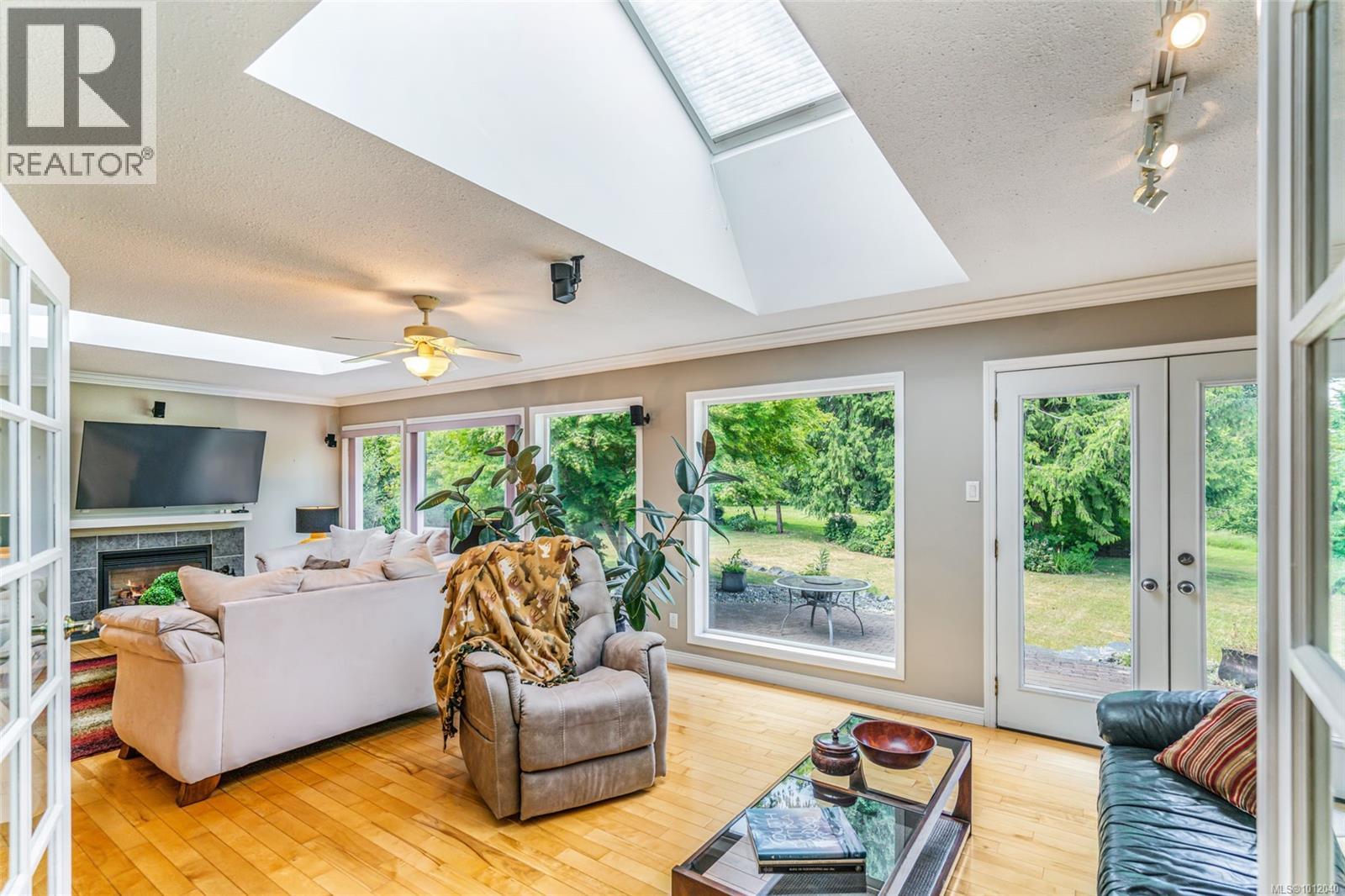 Photo 12 of 1023 Harlequin Rd, Qualicum Beach BC