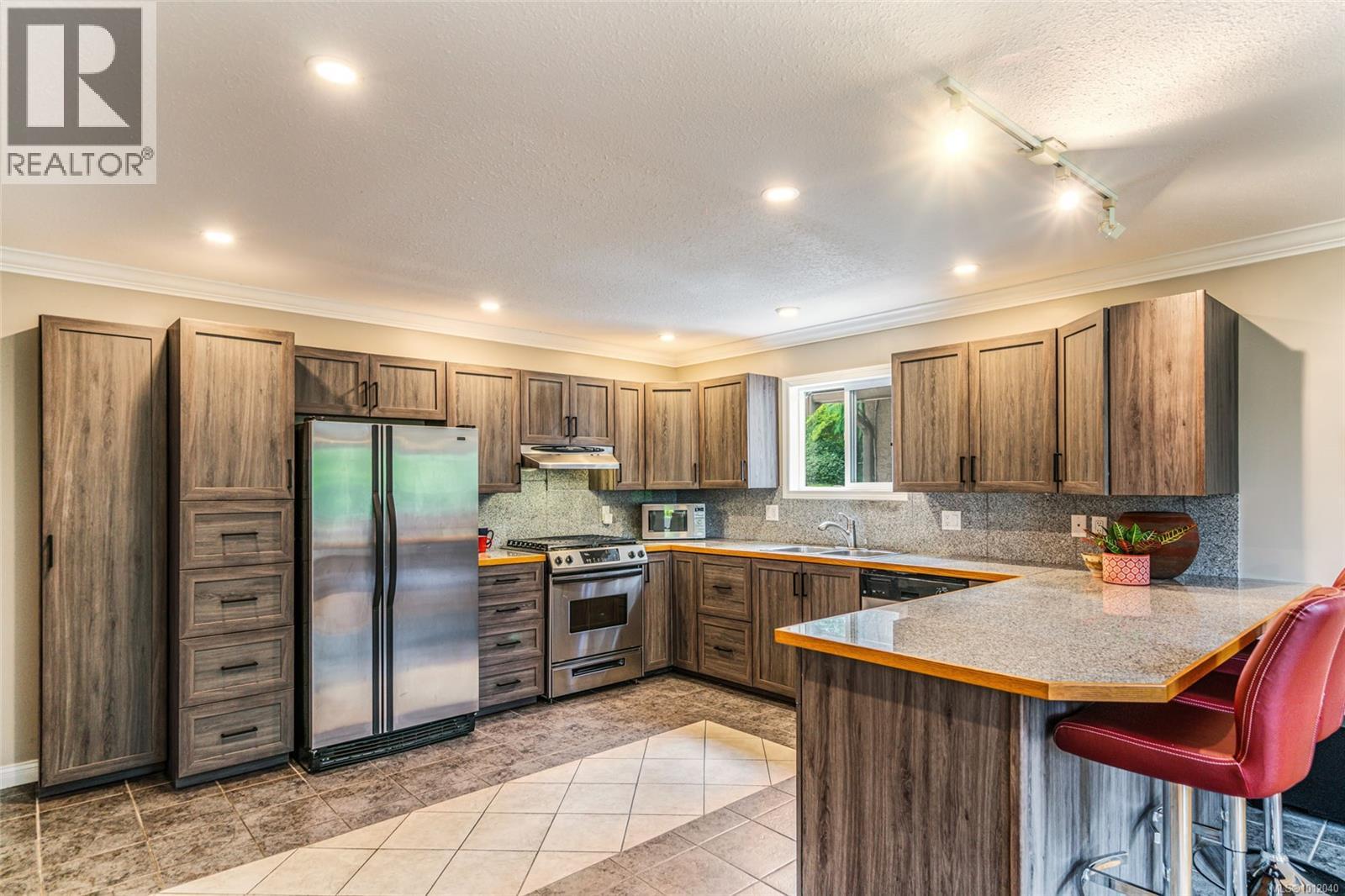 Photo 15 of 1023 Harlequin Rd, Qualicum Beach BC