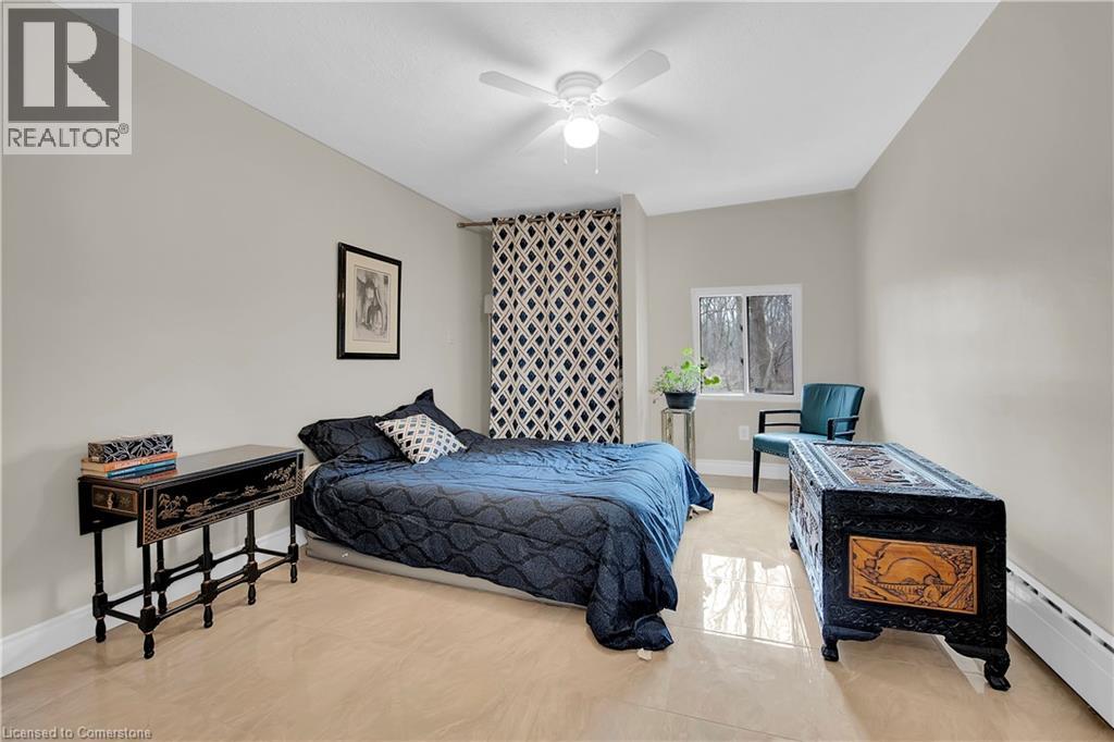Photo 40 of 16 Freeland Court, Hamilton ON