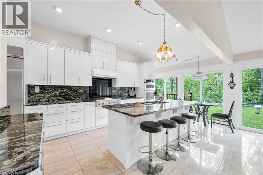 Photo 4 of 16 Freeland Court, Hamilton ON