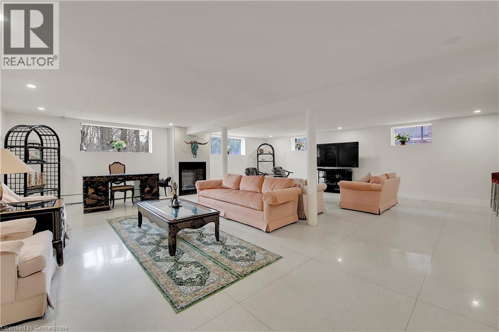 Photo 38 of 16 Freeland Court, Hamilton ON
