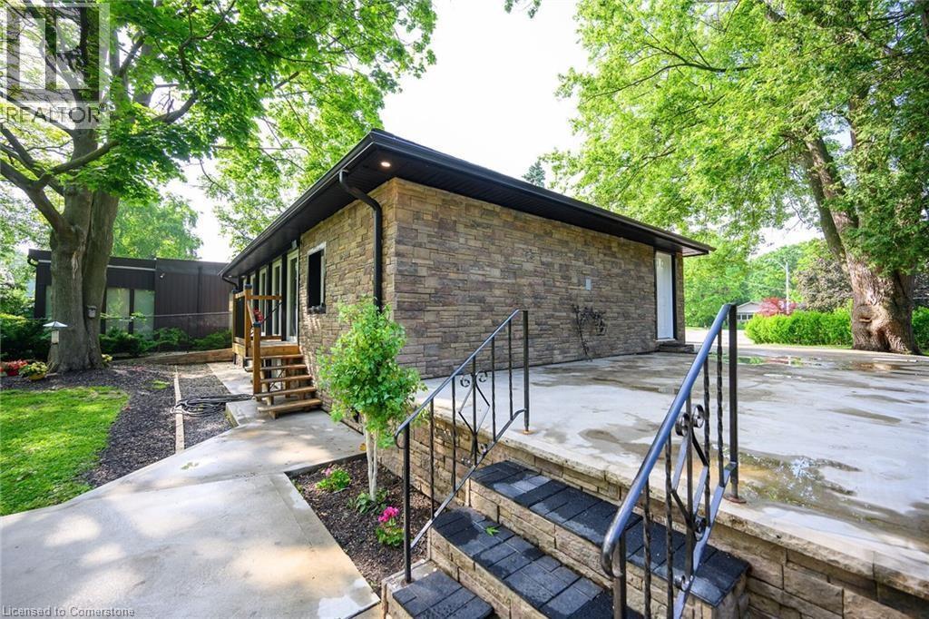 Photo 33 of 16 Freeland Court, Hamilton ON