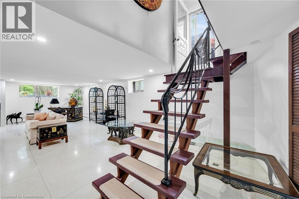 Photo 1 of 16 Freeland Court, Hamilton ON