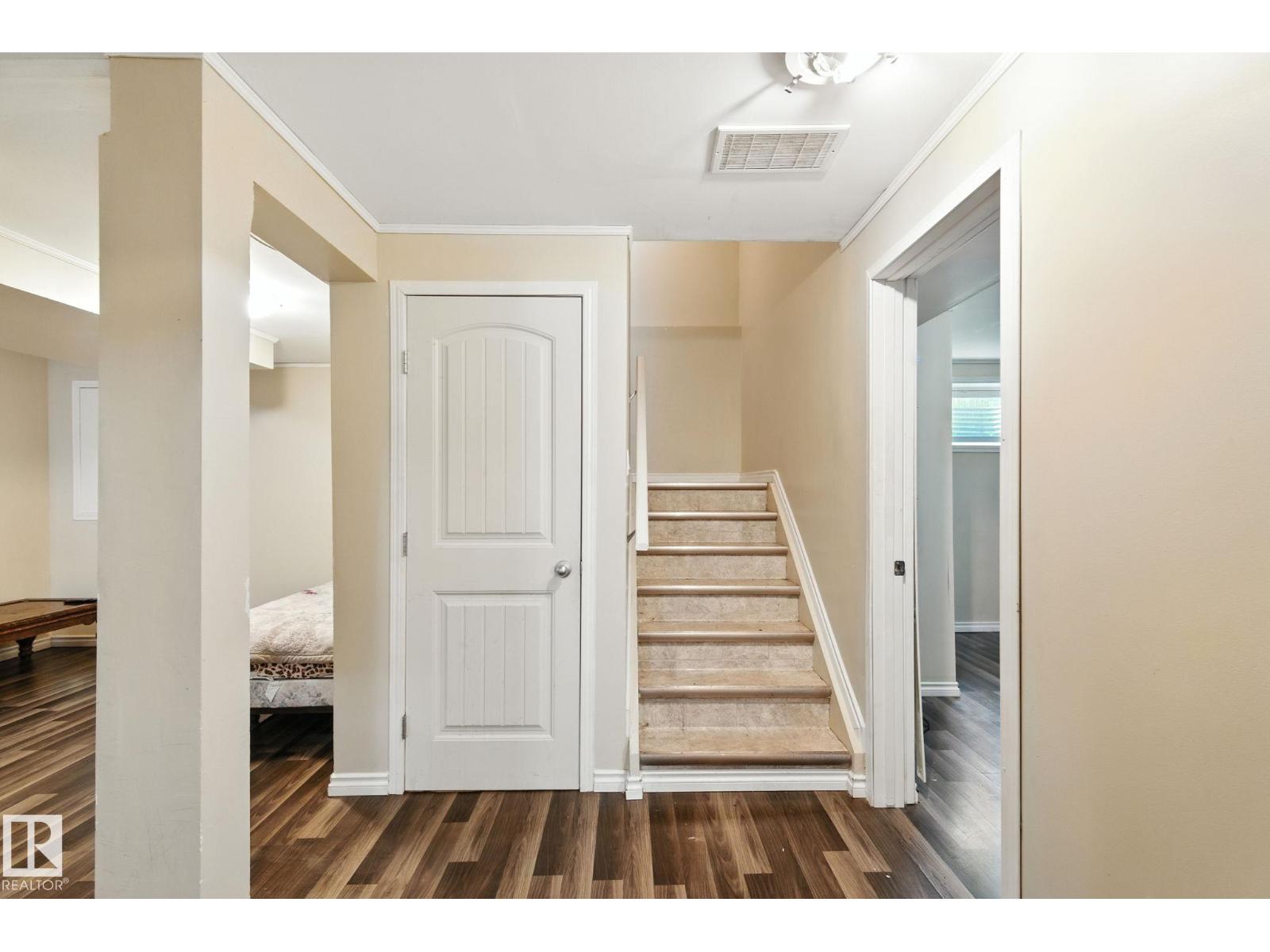 Photo 10 of 7836 7 Av Sw, Edmonton AB